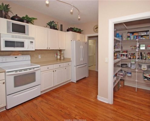 kitchen w pantry